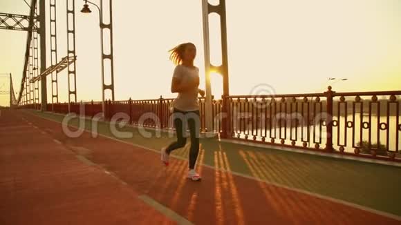 运动女士早上跑步视频的预览图