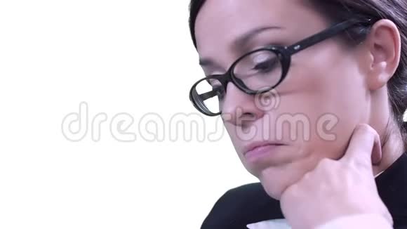 戴眼镜的深色头发她穿着西装坐在工作室里在平板电脑上打字视频的预览图