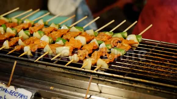 亚洲烧烤用木棍烧烤或烧烤全国街头美食泰国视频的预览图