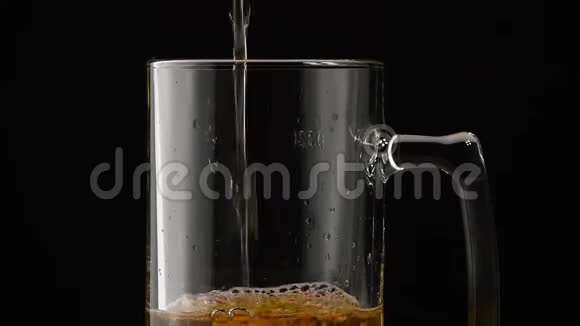 把杯子里的啤酒倒入黑色的杯子里视频的预览图