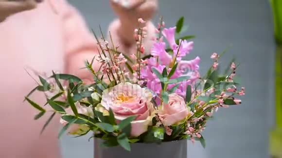 女性手做美丽的花束视频的预览图