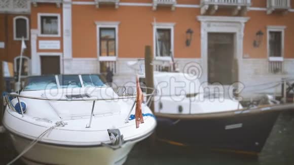 停泊在威尼斯大运河上的船只视频的预览图
