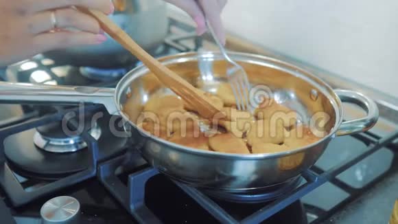 厨师用手炒放入锅中鸡块放入热油锅中进行深炒咖喱鸡块视频的预览图