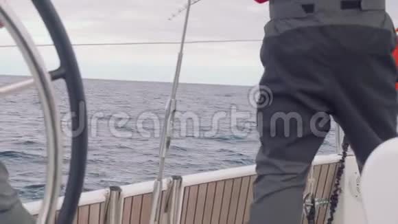 游艇工人巨魔鱼站在游艇上视频的预览图