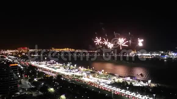 城市中的史诗般的烟花表演阿布扎比的庆祝活动视频的预览图