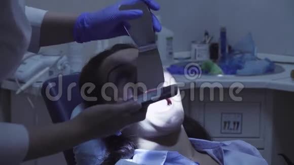 牙医照镜子病人的牙齿视频的预览图