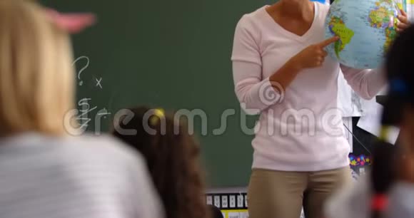 高加索女教师在4k教室讲解地球的正面视角视频的预览图