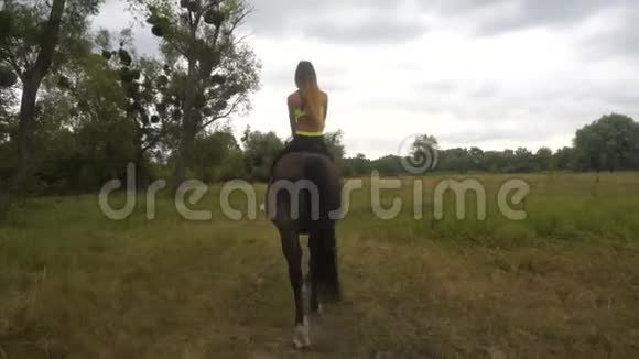 从后面看白天骑马的女孩视频的预览图
