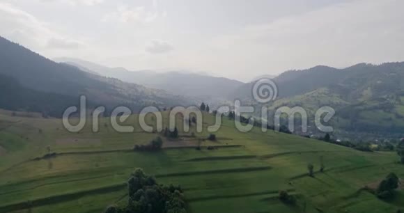 鸟瞰飞越喀尔巴阡山脉的一片美丽的田野靠近哈市视频的预览图