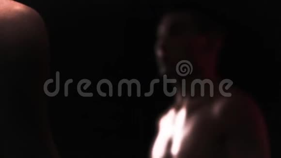 拳击手完成了训练比赛模糊的黑暗的背景视频的预览图