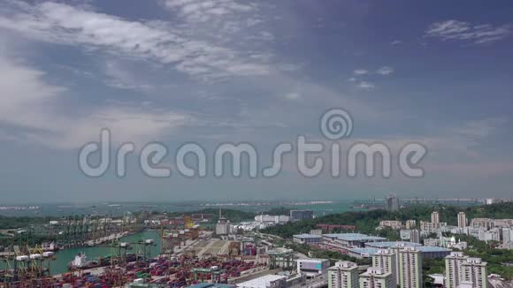 鸟瞰新加坡港快速运动视频的预览图