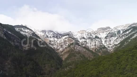 蒂罗尔奥地利施莱盖斯佩谢美丽的景色带山地背景的森林全景的鸟瞰图视频的预览图