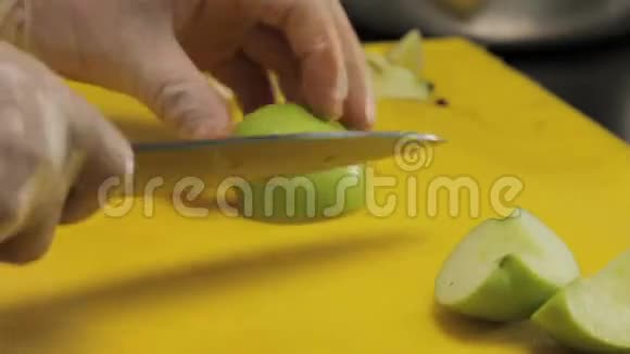 厨师雕刻一个苹果视频的预览图