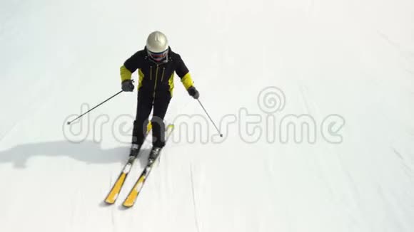 专业滑雪者在阳光明媚的冬日滑雪视频的预览图