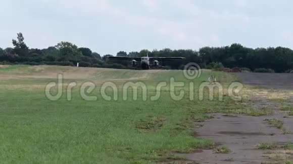 降落伞飞机从草地跑道起飞英国视频的预览图