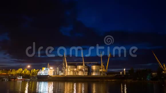 晚上在海港的时间推移大型谷物码头谷物在夜间散装转运到船上装载谷物视频的预览图
