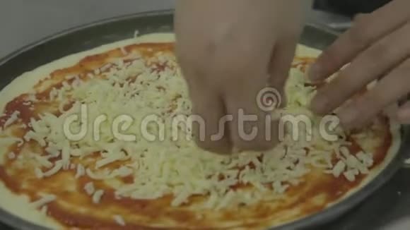 厨师在披萨里加奶酪视频的预览图