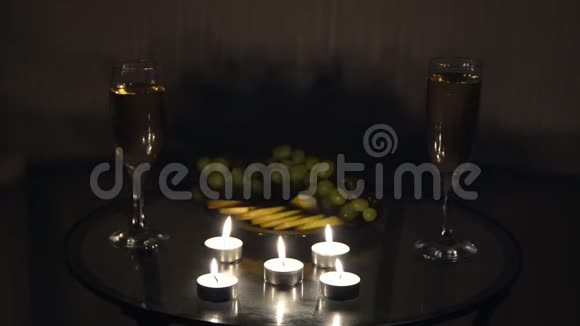 带有香槟和水果的蜡烛的浪漫夜晚视频的预览图