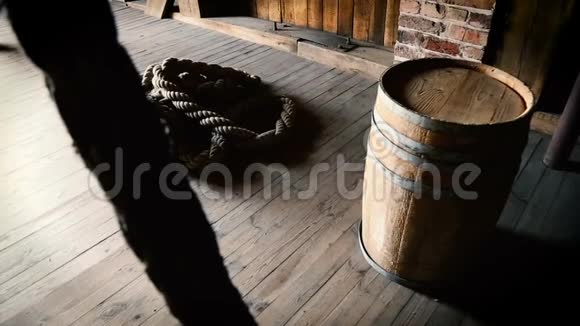 格但斯克海事博物馆地板上放着朗姆酒的绳子和木桶视频的预览图