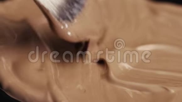 化妆护肤产品美容护肤品专业化妆化妆品均匀色调完美的液体质地白BRU视频的预览图
