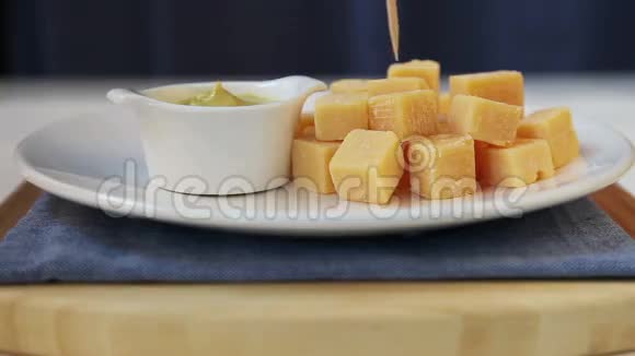 奶酪立方蘸酱视频的预览图