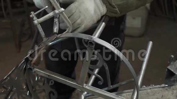 铁匠把元素焊接到他们锻造的产品上视频的预览图