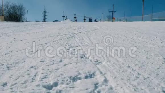在城市公园里12岁的少年穿着灰色布滑在滑雪板上视频的预览图