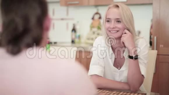 一对年轻男女坐在桌旁亲切交谈视频的预览图