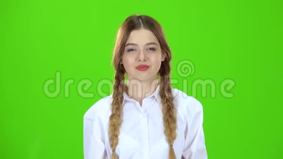 女学生打哈欠绿色屏幕视频的预览图