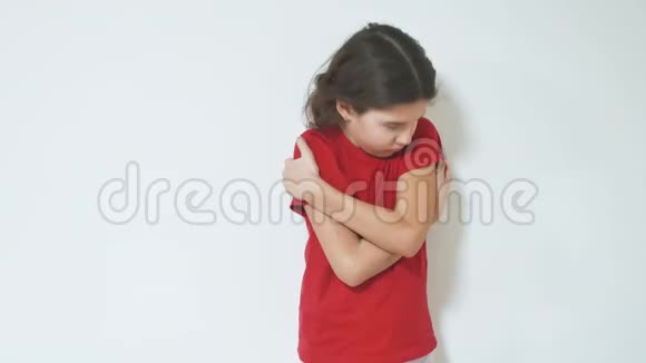 伤心沮丧的小女孩站在墙边女孩的悲伤情绪生活方式的小女孩视频的预览图