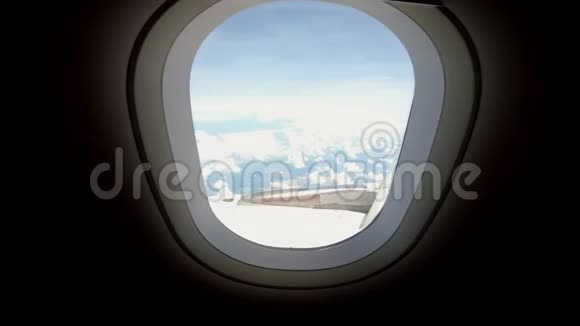 4K乘飞机旅行在美丽天空的飞行旅行中使用涡轮和飞机机翼视频的预览图