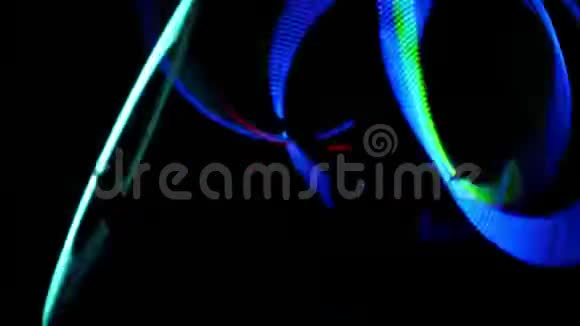 在黑暗中旋转发光环快速旋转LED环马戏团表演视频的预览图