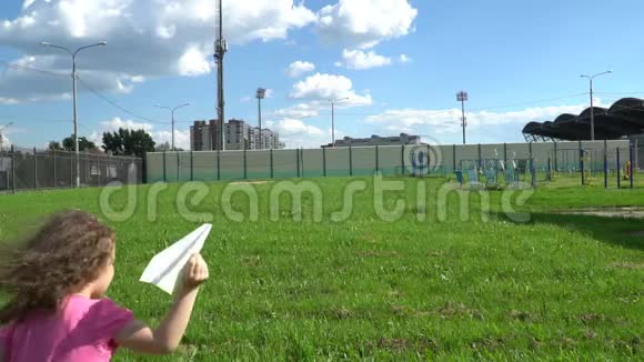 小欧洲女孩在公园里开纸飞机视频的预览图