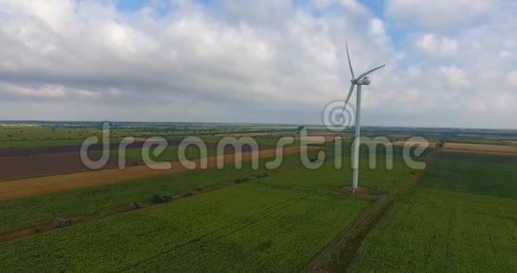 空中观景台美丽的风车涡轮机风能涡轮机空中无人机射击4K视频的预览图