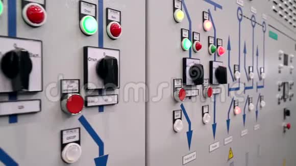 控制柜保护并自动停机电器柜正面的指示器和开关案文视频的预览图