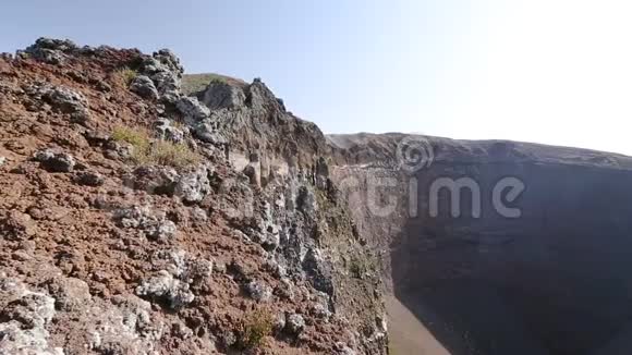 上面显示的具有岩石斜坡和大锅状陨石坑的维苏威火山序列视频的预览图
