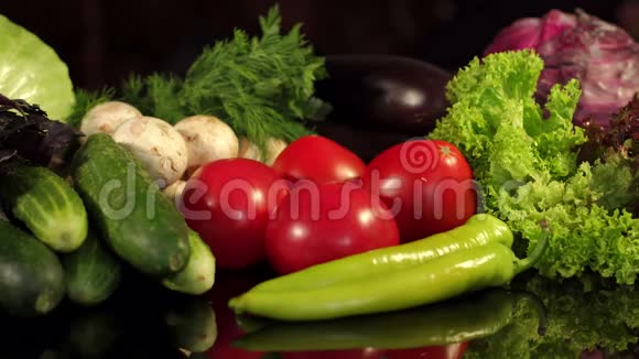 女孩从一大堆蔬菜中取出一个西红柿视频的预览图
