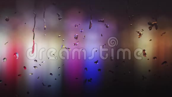 数字产生的雨滴落在雾蒙蒙的窗户上当下雨和背景是模糊的视频的预览图