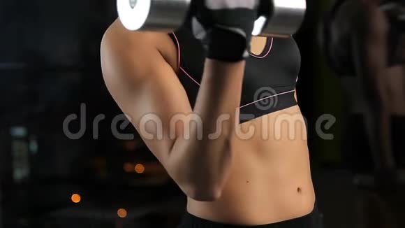 有理想身材的强壮女人做哑铃运动健身锻炼视频的预览图