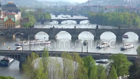 佛塔瓦那边的桥四月天捷克共和国布拉格视频的预览图