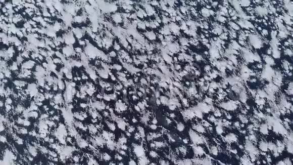 在寒冷的冬季天气下贝加尔湖上有雪装饰的冰冻美丽湖泊的4K视频冰湖上拍摄的雪质地视频的预览图