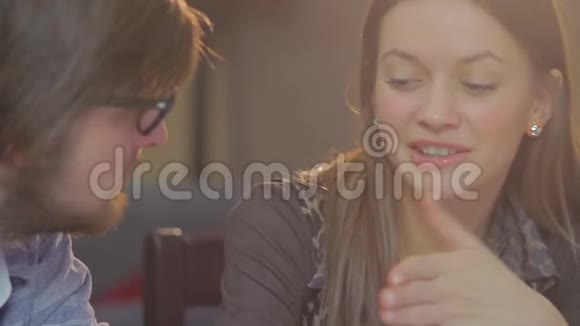 特写女青年情侣在咖啡馆里调情聊天视频的预览图