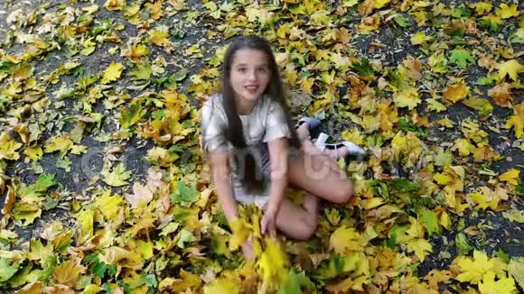 秋天女孩的时尚和生活方式歌词风格视频的预览图