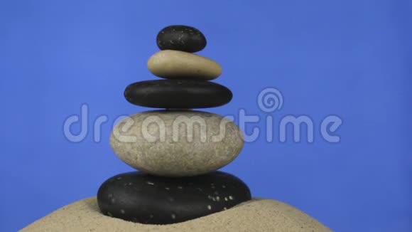 金字塔由矗立在沙滩上的石头组成的旋转孤立视频的预览图