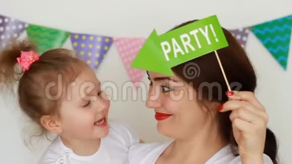 母亲怀里抱着一个女儿笑着笑着节日聚会生日装饰的概念视频的预览图