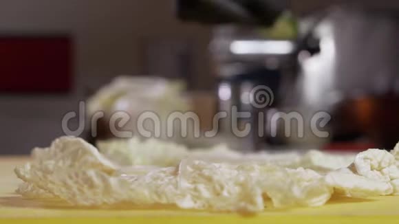 在黑手套中烹饪黄瓜片视频的预览图