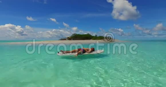 V07375马尔代夫白色沙滩2男青年夫妇划船在阳光明媚的热带天堂岛上视频的预览图