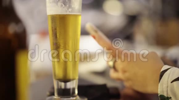 无法辨认的女人在酒吧里冲浪喝啤酒视频的预览图