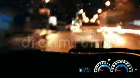 夜间驾车上路视频的预览图
