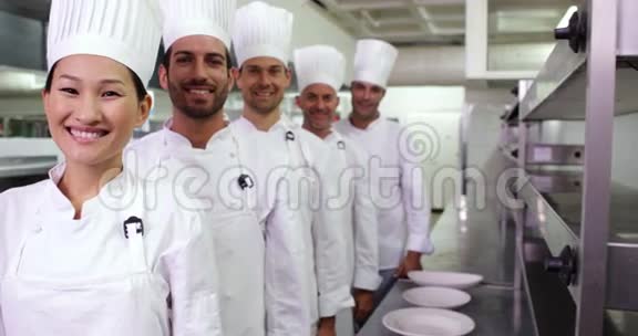微笑的厨师站在一排竖起大拇指视频的预览图